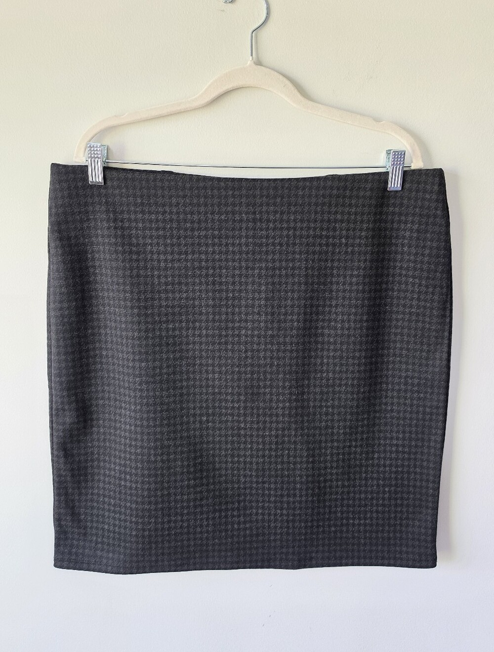 LOFT Black & Gray Houndstooth Pencil Skirt
